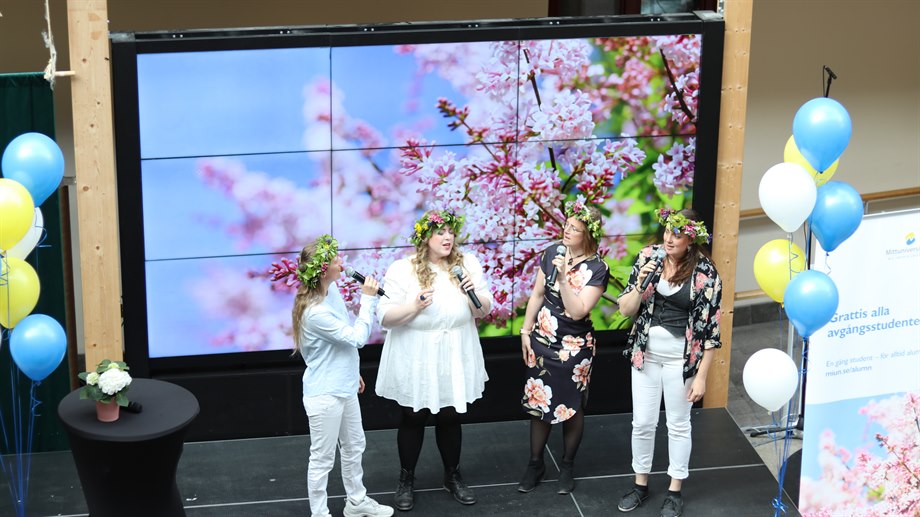 Sånggruppen Yrväder sjunger. 