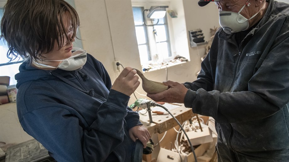 Ellen Elise Jåma lär sig slöjda en guksie / kåsa av aajja / farfar Bengt Åke Jåma.