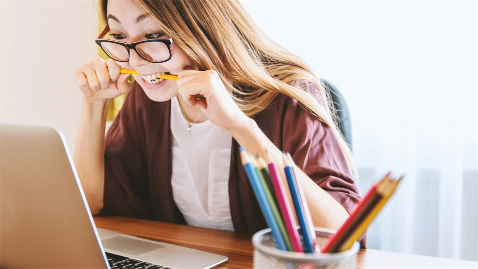 Frustrated woman in front of a laptop.