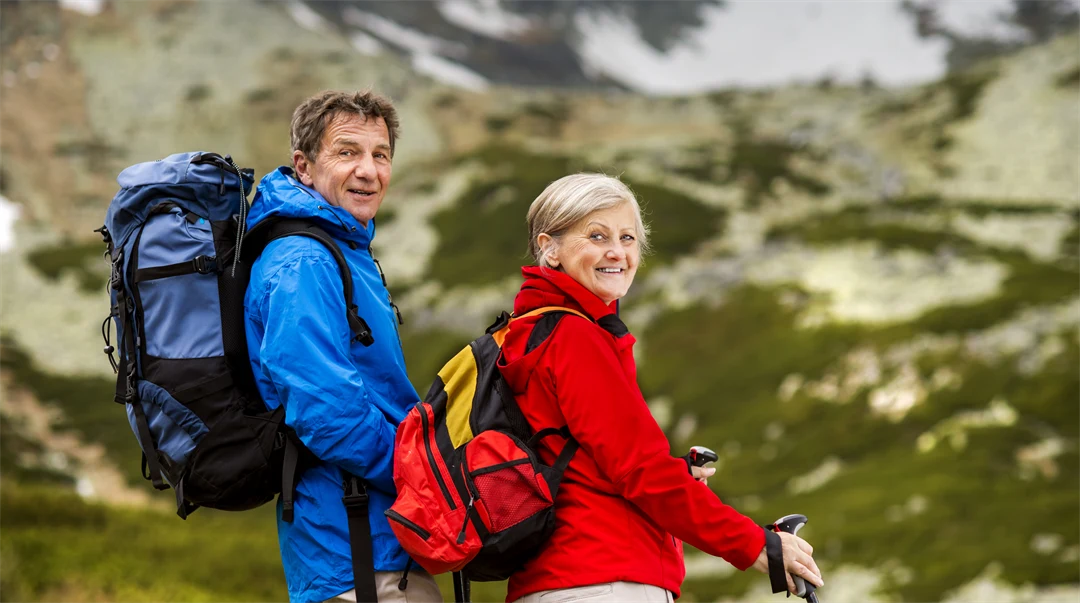 man och kvinna med ryggsäckar i fjällmiljö