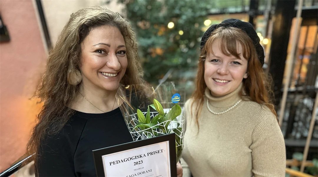 två kvinnor ler mot kameran