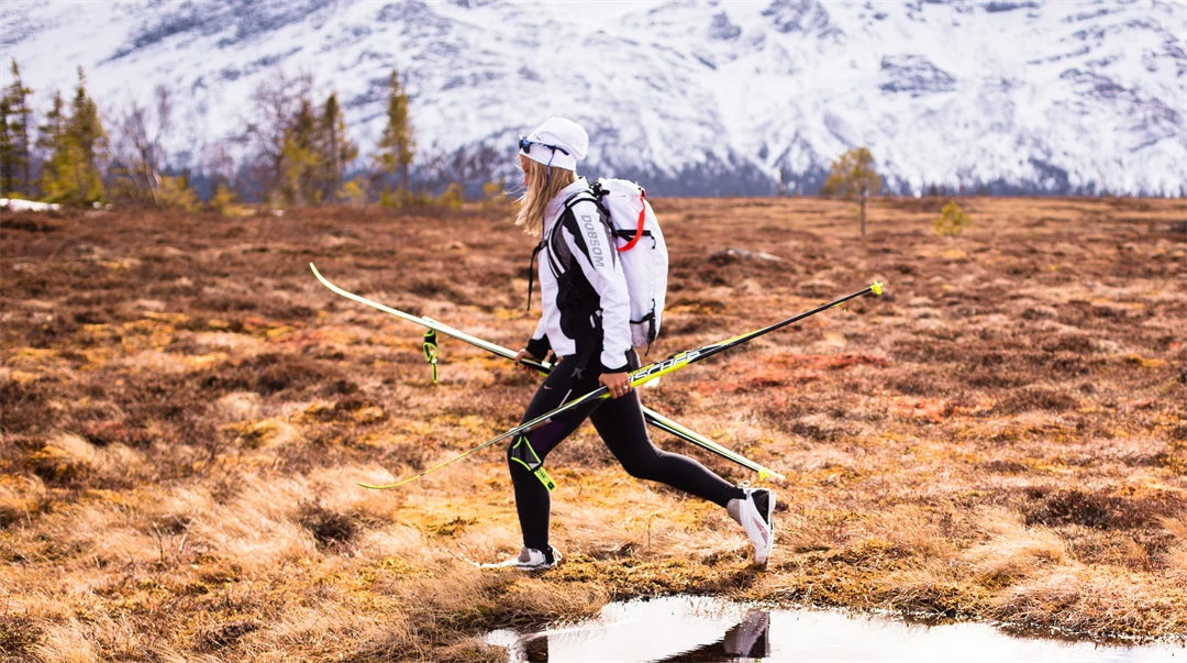 mistrasportandoutdoor, flicka på myr bär på längdskidor