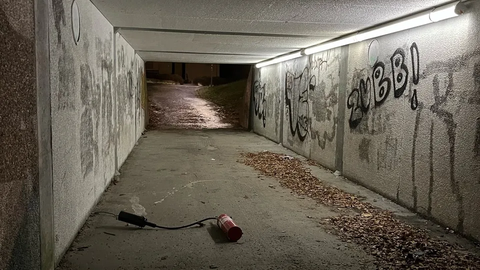 Mörk gångtunnel.