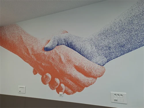 Handskakning mellan två olikfärgade digitala händer