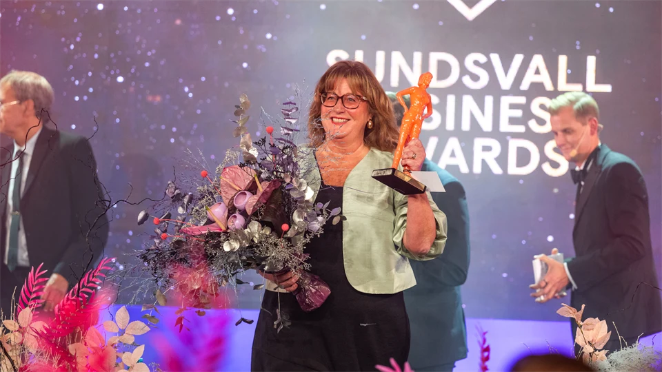 en kvinna med en bukett blommor