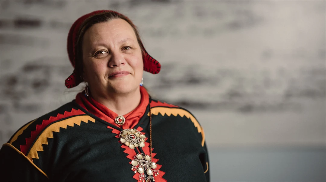 Kvinna i samisk folkdräkt