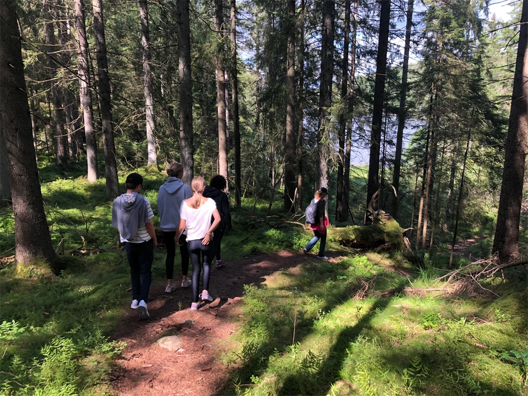 Människor på vandring.