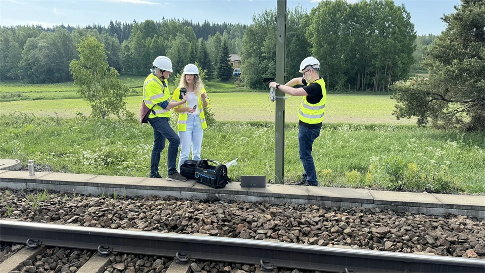 Christer Sunesson på Sveriges Radio Västernorrland intervjuar Irida Shallari om forskningsprojektet ENSURE 6G som ska utveckla teknik som upptäcker risk för solkurvor på järnväg