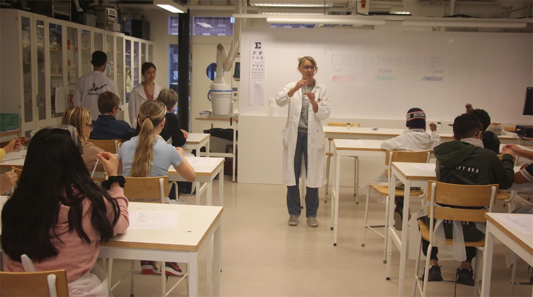 Ida Svanedal visar kemi för grundskoleelever. 