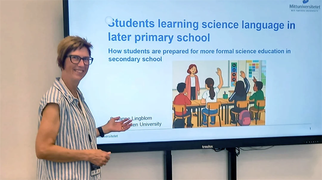 en kvinna står framför en power point presentation