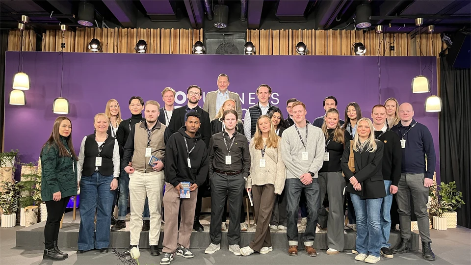 Ett 20-tal personer står tillsammans på en scen.