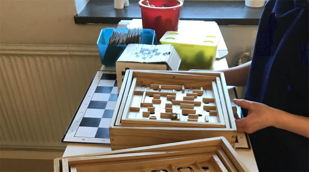 Barn spelar labyrintspel på fritids