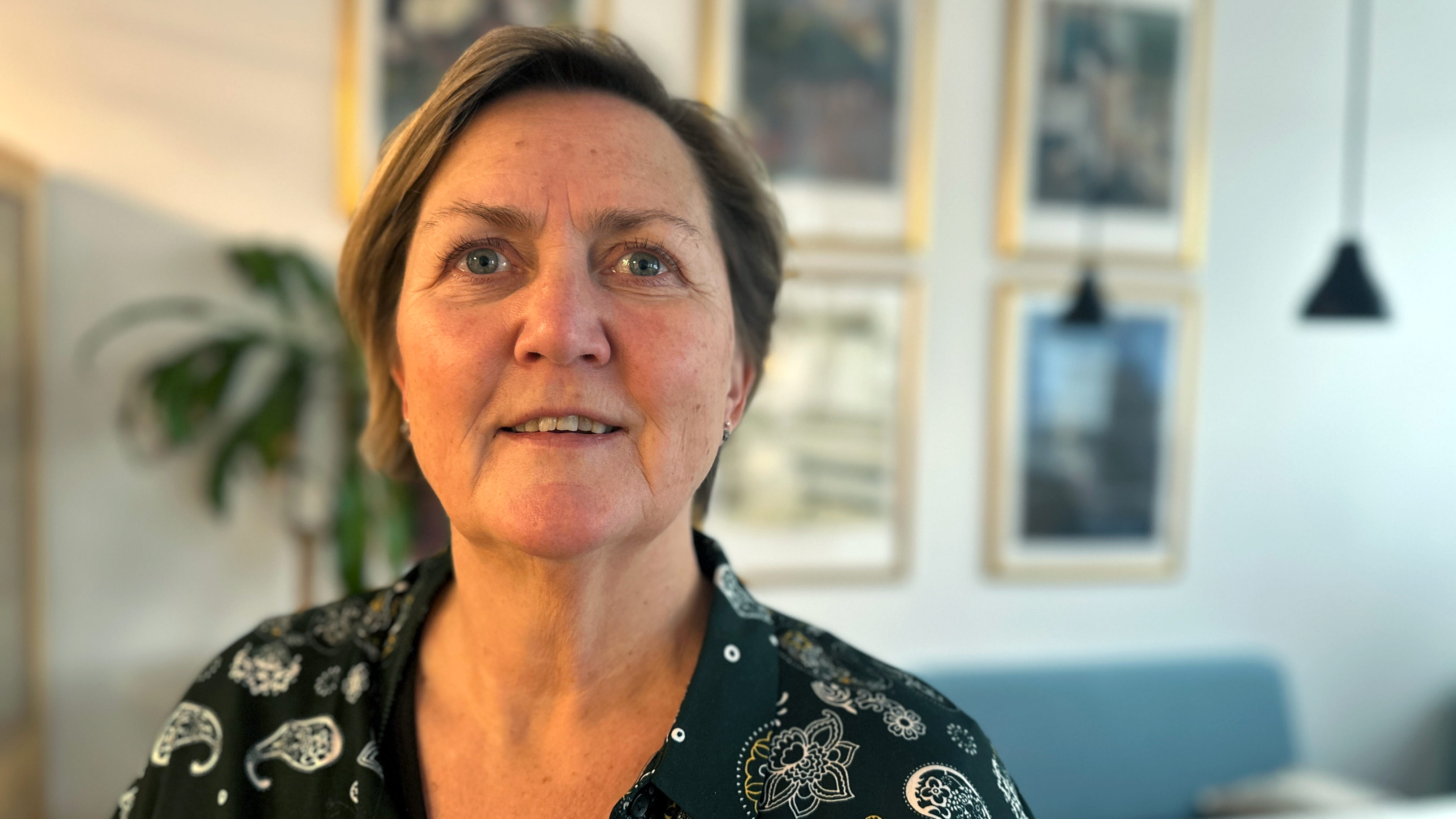 ett porträtt av en kvinna med kort hår