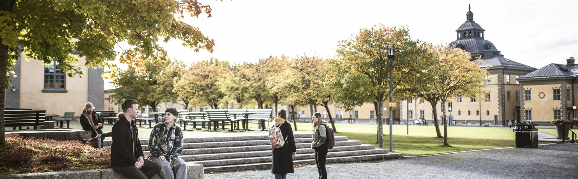Studenter utanför Campus Östersund