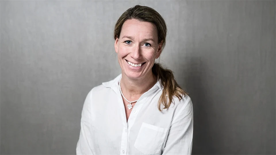 Porträtt av leende kvinna.