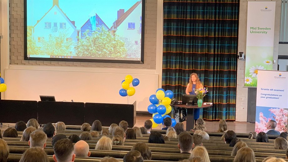 Anna Longueville. Universitetsadjunkt håller lärarens tal.