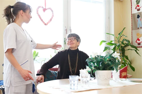 Sköterska pratar med patient