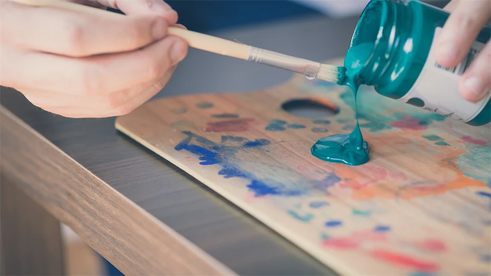 konstnär, färgburk och pensel 