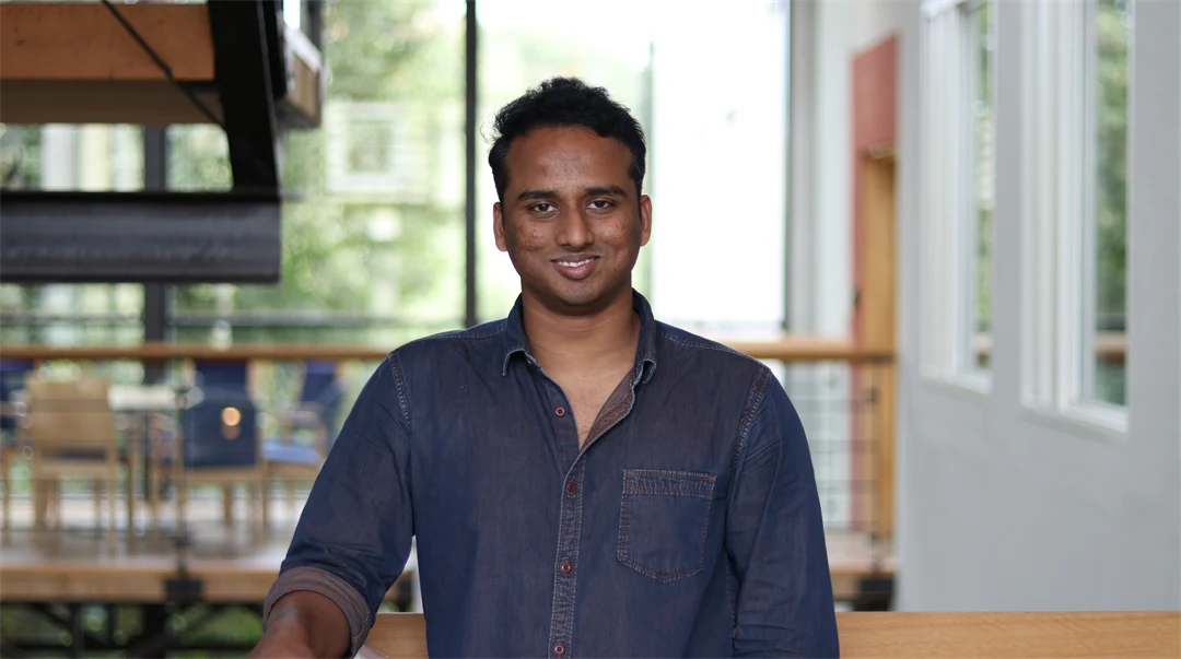 En man med en blå jeansskjorta