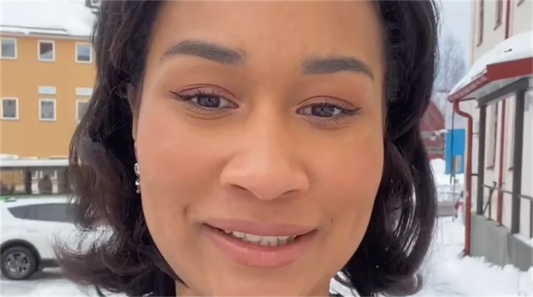 Studenten Aisha pratar med studenterna som arbetar under Öppet hus på campus i Sundsvall.