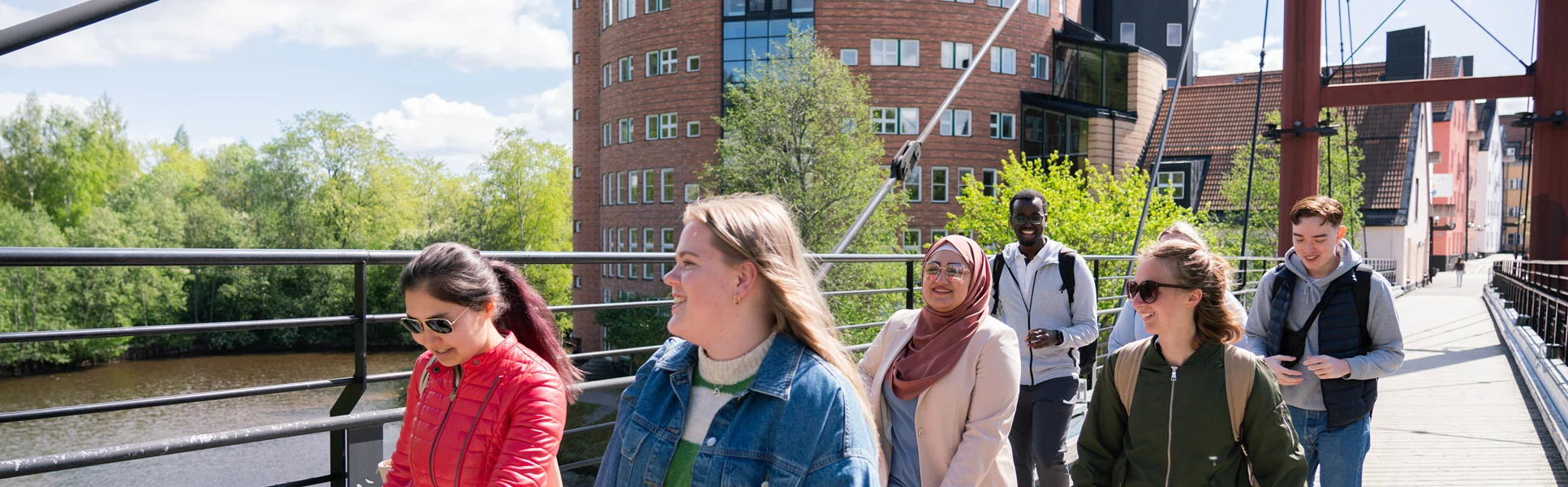  A group of friends walking on the bridge at Campus Sundsvall.