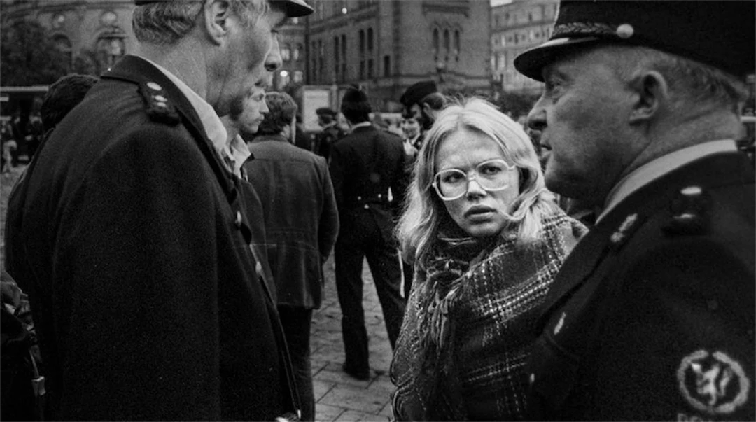 Kvinna och två poliser