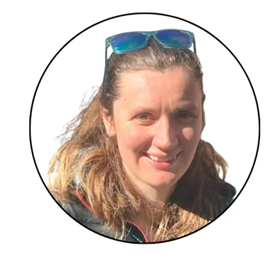 En kvinna med brunt hår och solglasögon på huvudet.