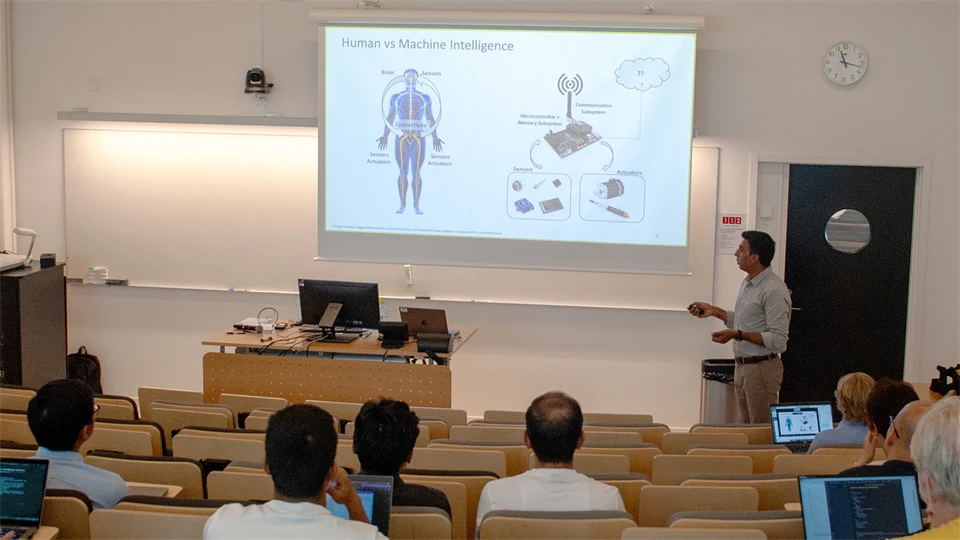 A man stands in front of an audience and gives a presentation.