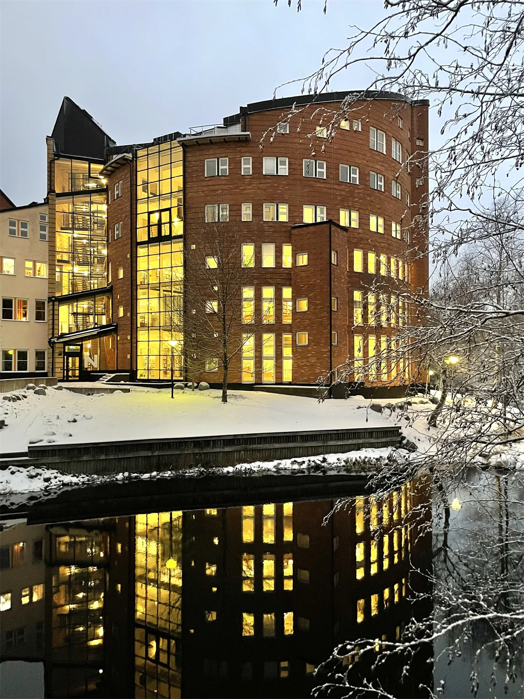 Hus med många fönster