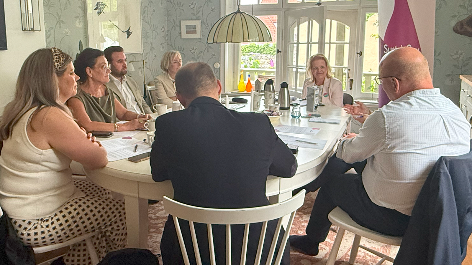 En grupp personer runt ett köksbord