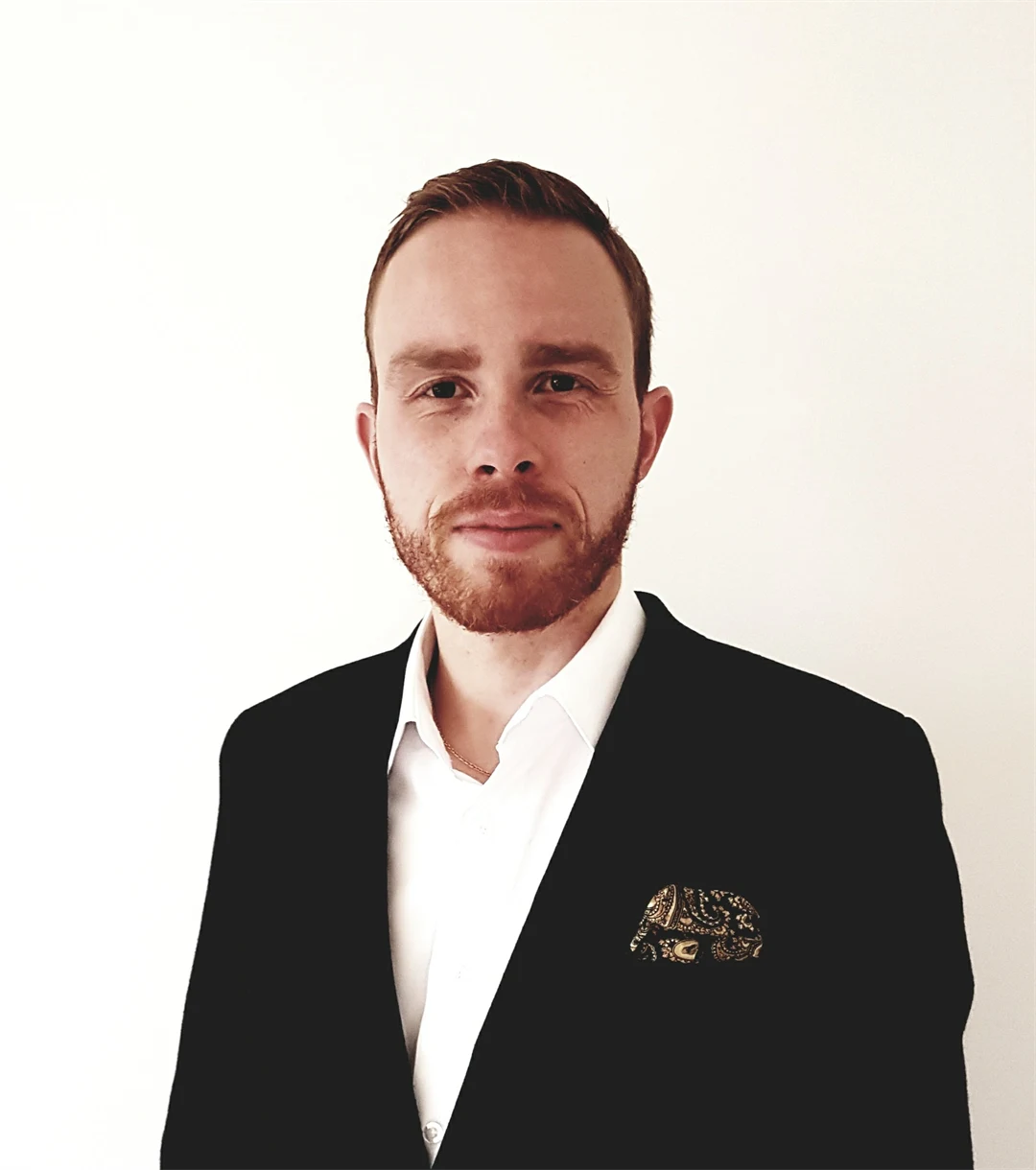 En man tittar in i kameran