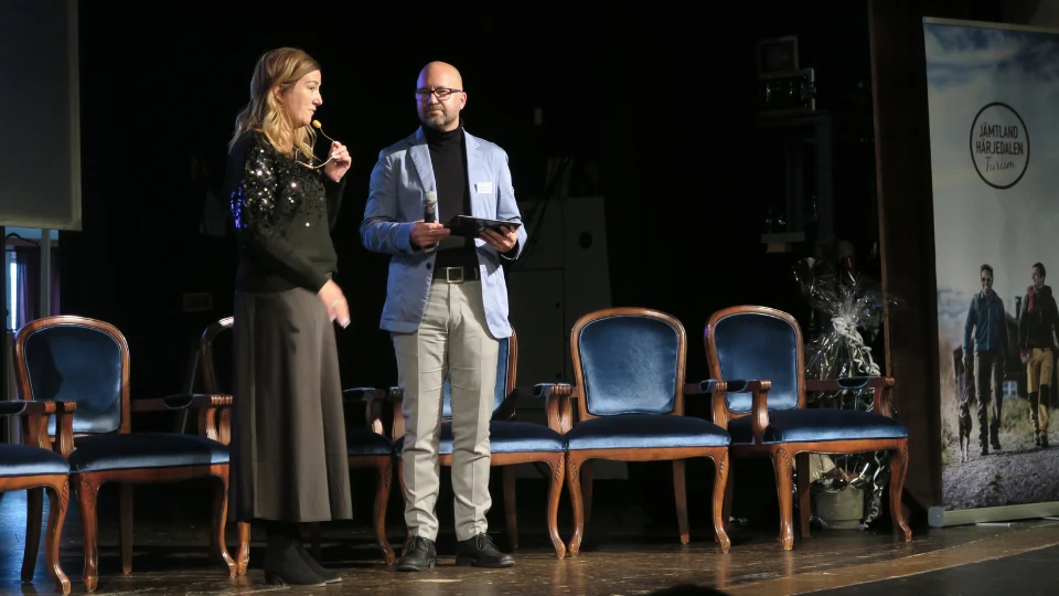 Robert Pettersson and Teres Gärdin står på scenen under evenemanget