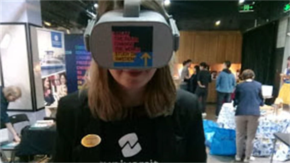 Maria Runering på Study in Sweden Days i Peking, Maria testar 360-filmerna.