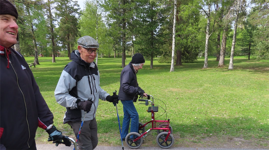 Äldre människor på promenad