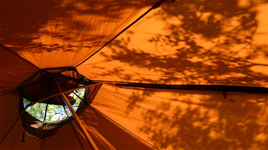 Skuggspel på en tältduk. 