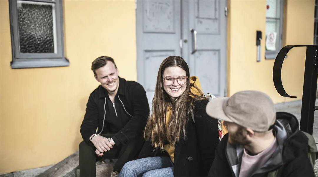 Studenter i campusmiljö.