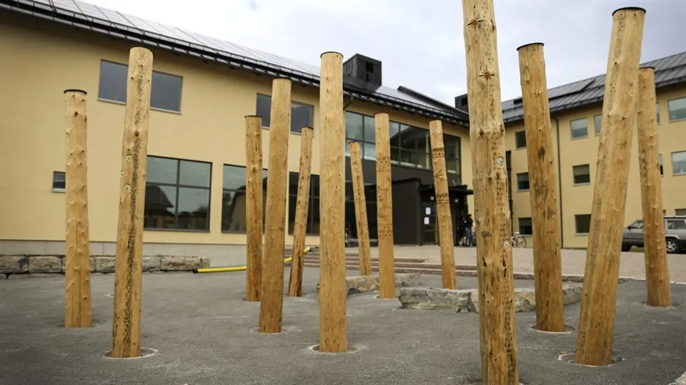 Mattarmuorra - konstverk och exteriör hus O