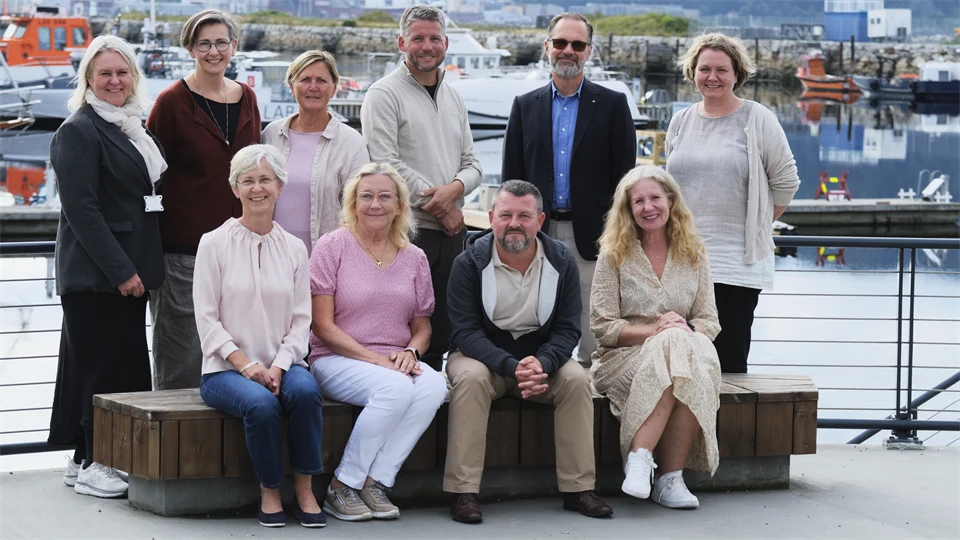 En grupp människor poserar framför kameran