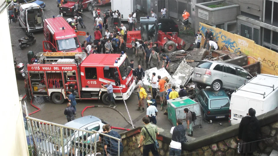 Bilar, människor och räddningsfordon