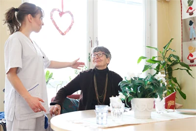 Sköterska pratar med patient
