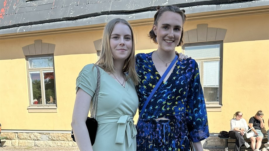 Studentambassadören och numera alumnen Sara (till höger), risk och krisprogrammet. 