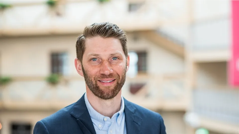 Leende man med suddig bakgrund.