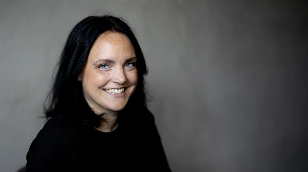 Porträtt av en leende kvinna