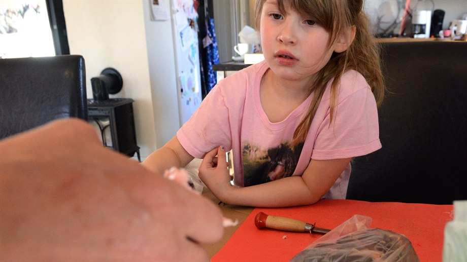 Lilja Jåma-Berg lär av sin aajja att stycka kött.