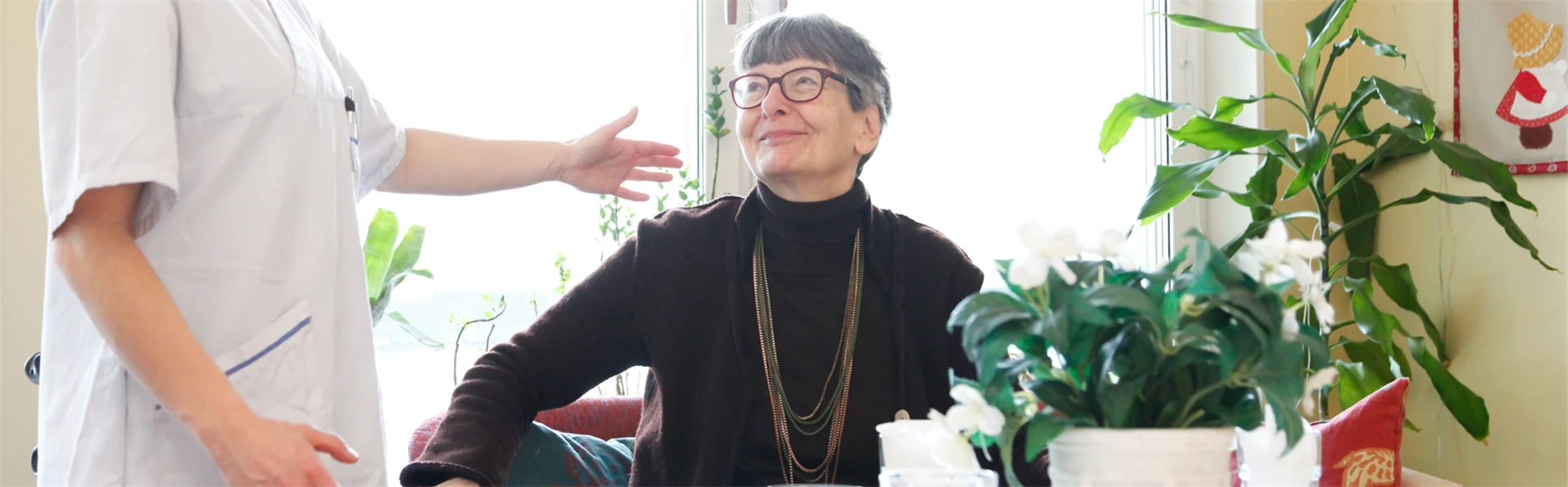 Sköterska pratar med patient