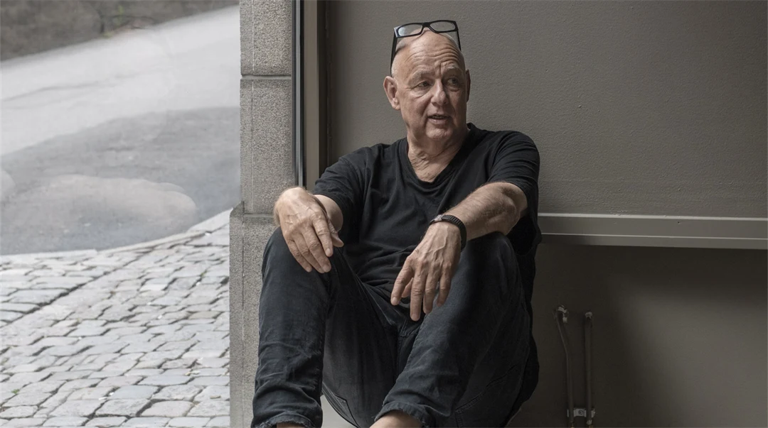 Gert  Wingårdh, svensk arkitekt. Hans arbeten sträcker sig från butiksinredningar till fabrikskomplex