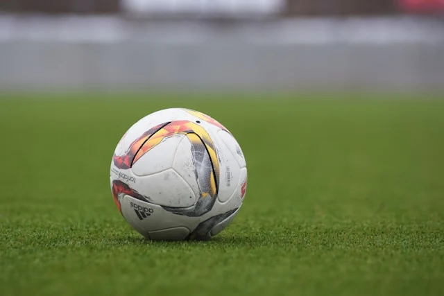 fotboll på gräs