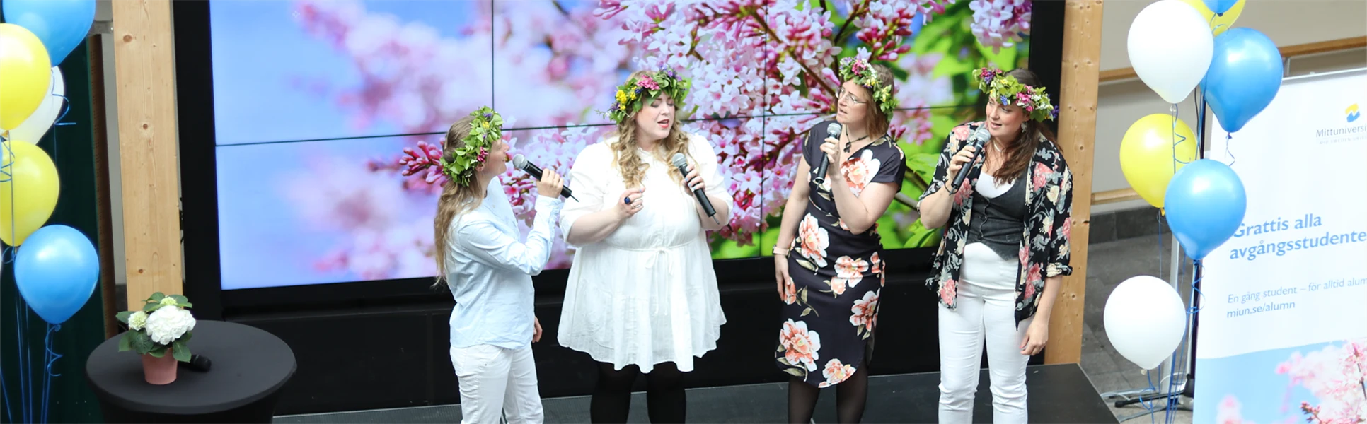 Gruppen Yrväder sjunger på avslutningen vårterminen 2023. 