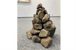 Är det en kolonial handling att lämna bestående spår efter sig i landskapet? I utställningen har konstnären markerat sin närvaro genom att stapla ett röse. (ref. Anna Froster / Turist 2/19: Stenar som väcker känslor).