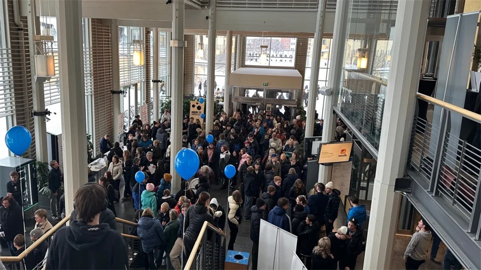 Bild på många elever i Ljushallen på Campus Östersund